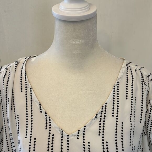 Cabi long sleeve white blouse with black heart line design Size L EUC - Picture 4 of 9